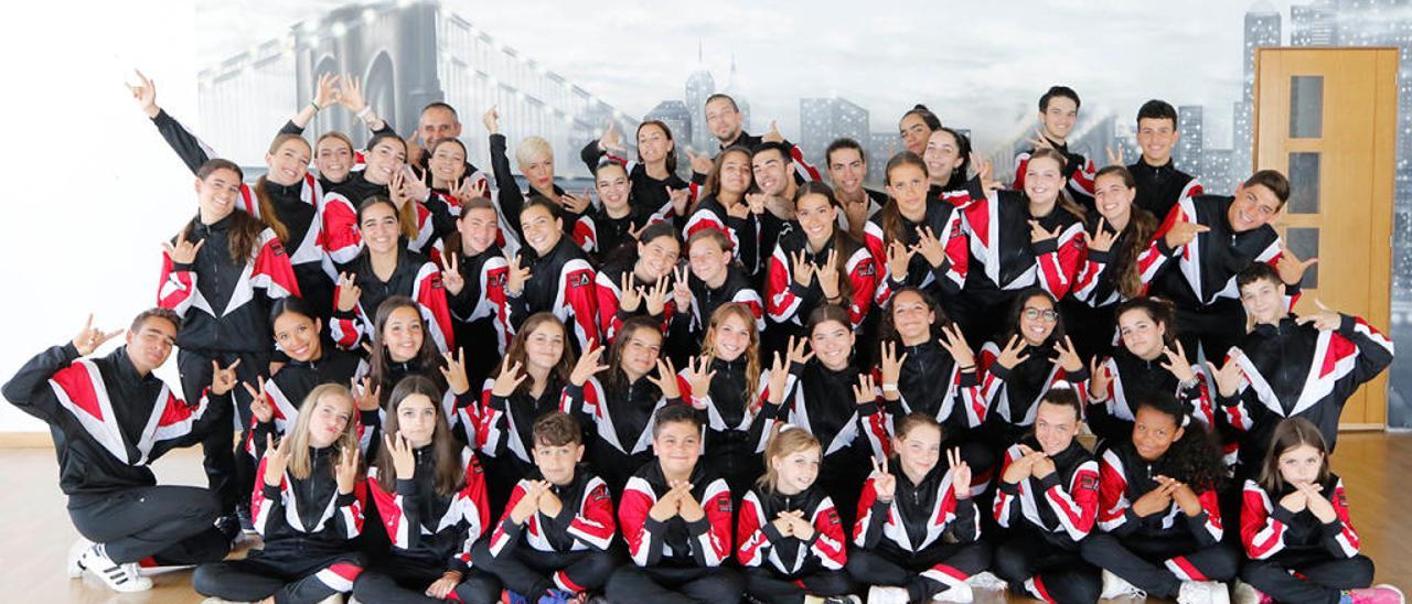 Foto de familia de Dance Academy. // Alba Villar