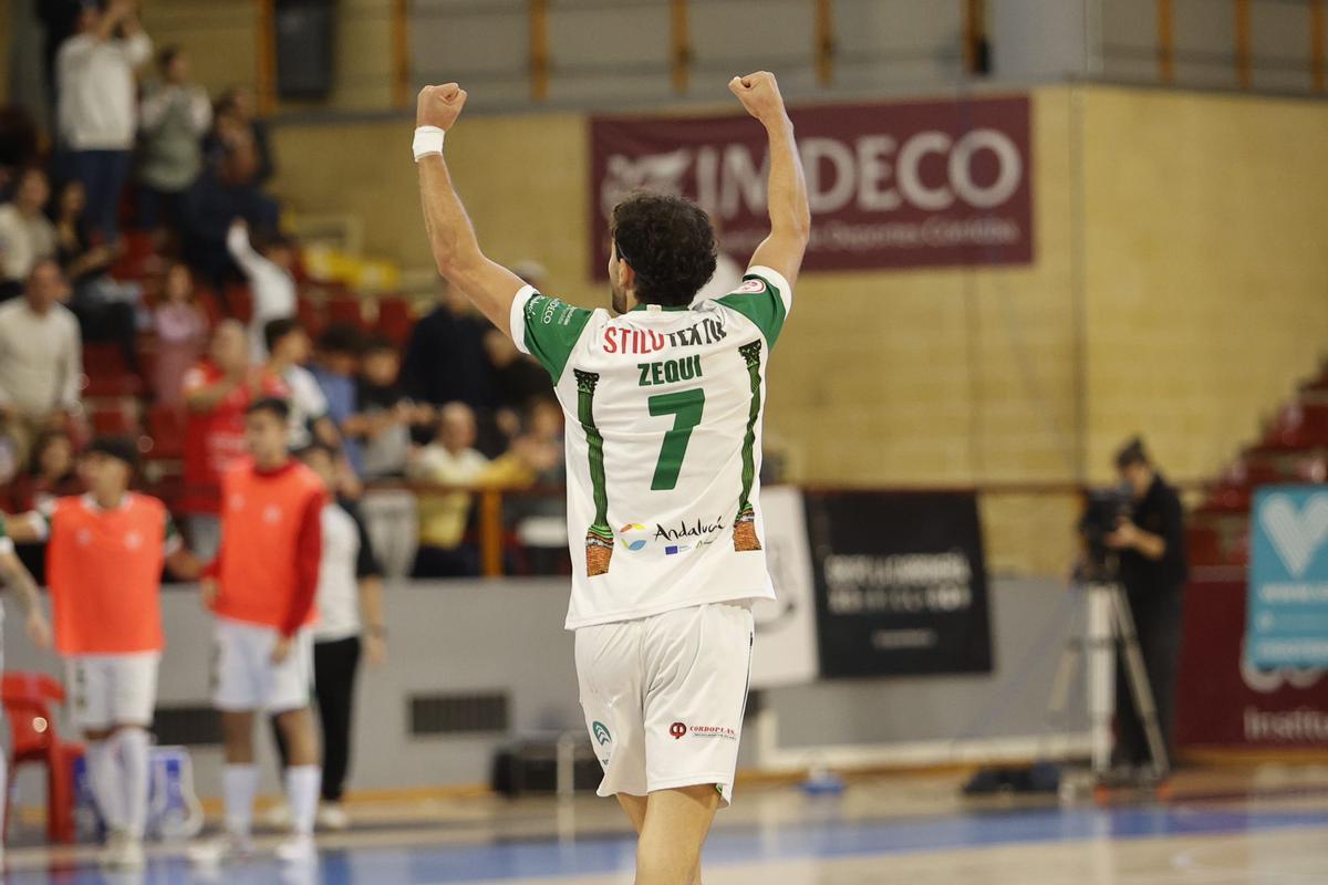 Zequi celebra con la grada en el partido entre el Córdoba Futsal y el Manzanares.