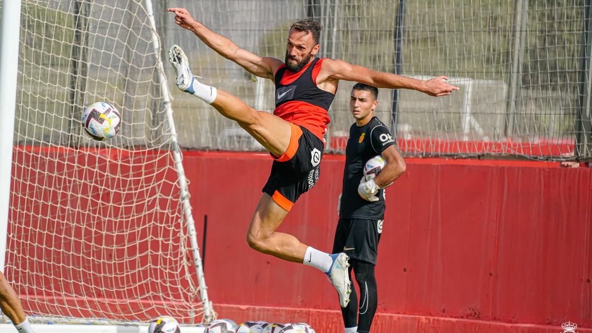 Muriqi golpea el balón de forma acrobática ante Leo Román.