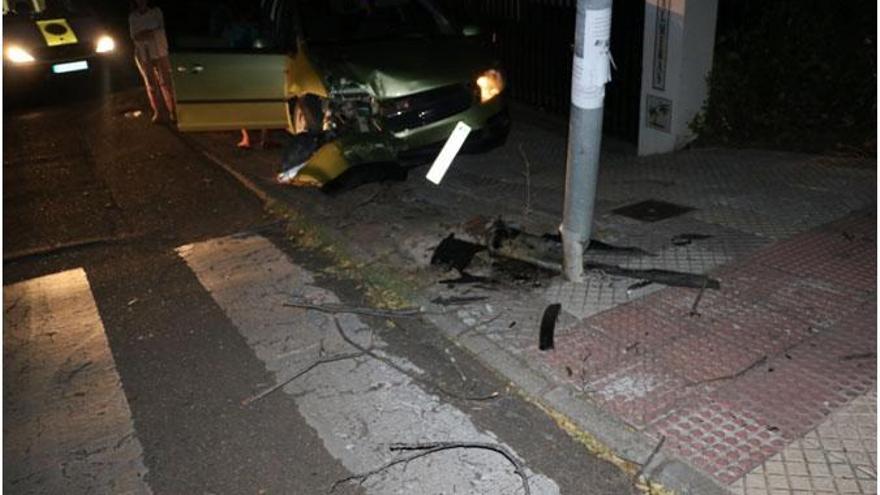 Una mujer de 72 años empotra su coche contra una farola en Badajoz