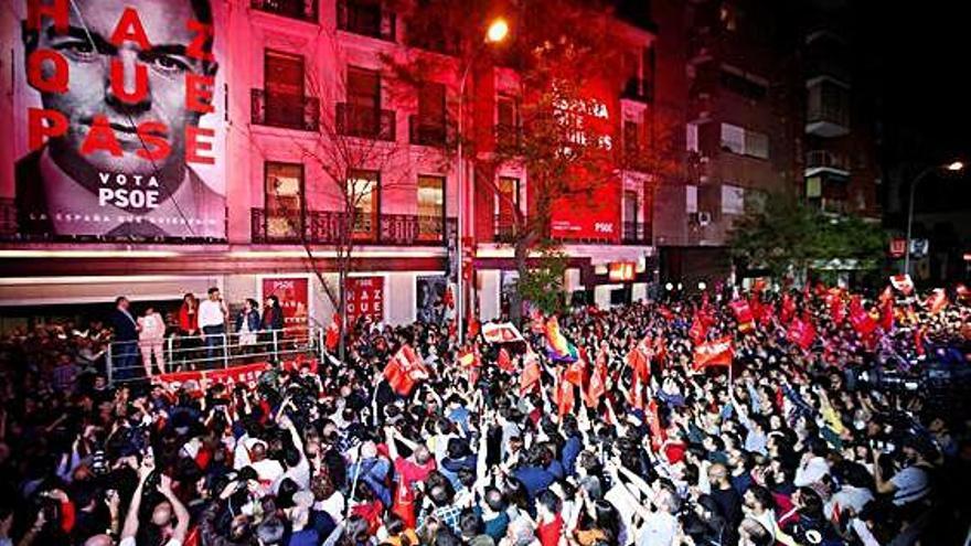 Celebración de la victoria electoral ante la sede socialista en la madrileña calle de Ferraz.