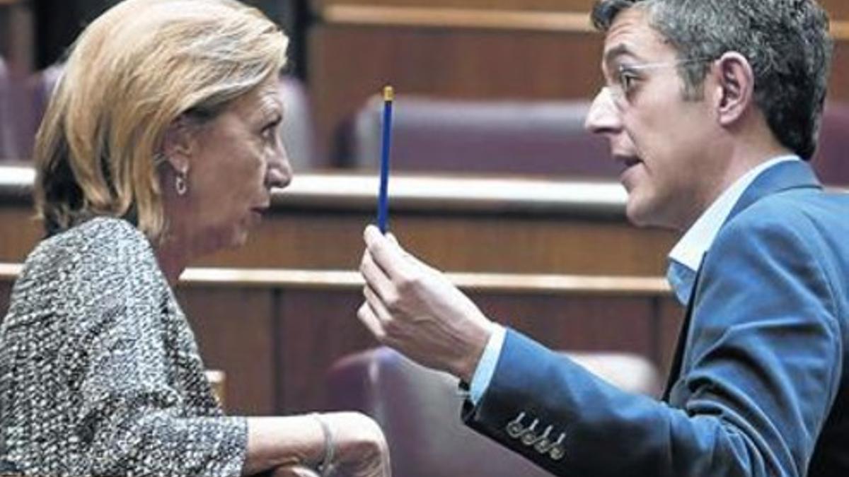 Rosa Díez conversa con el socialista Eduardo Madina, ayer durante el pleno del Congreso.