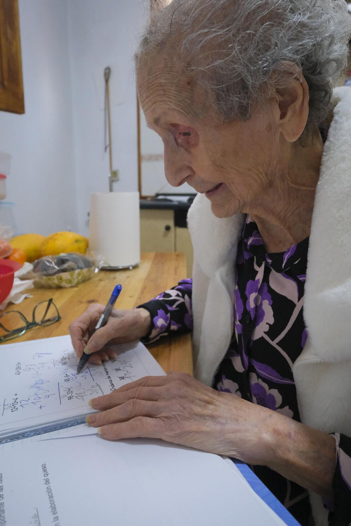 Dolores Campos Brito, de 92 años, escribe en uno de sus cuadernos.