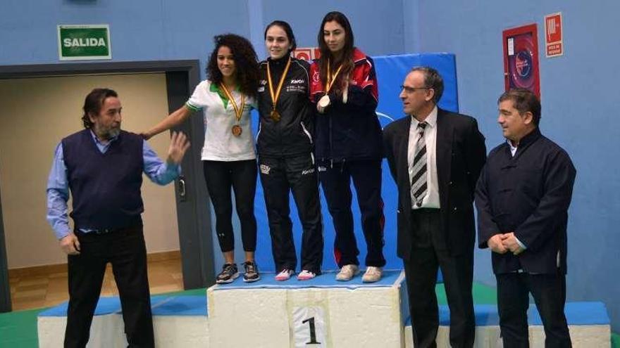 Ana Soto (c), en el podio del campeonato de España. // FdV