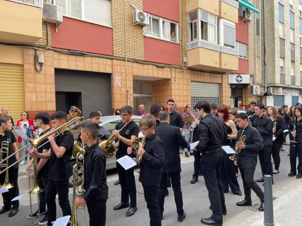 Cercavila de la banda juvenil.