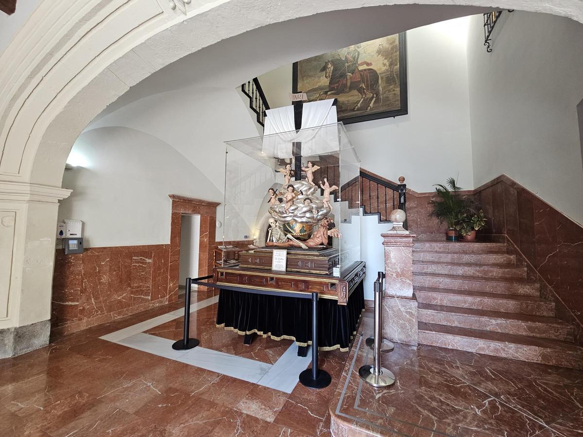 Trono y talla del Triunfo de la Cruz -La Diablesa- en el vestíbulo del Palacio del Marqués de Arneva, sede del Ayuntamiento oriolano, desde el pasado mes de junio