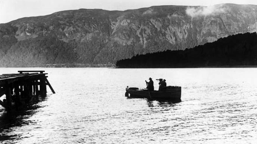 Fotògrafs travessen en barca al llac Ness.