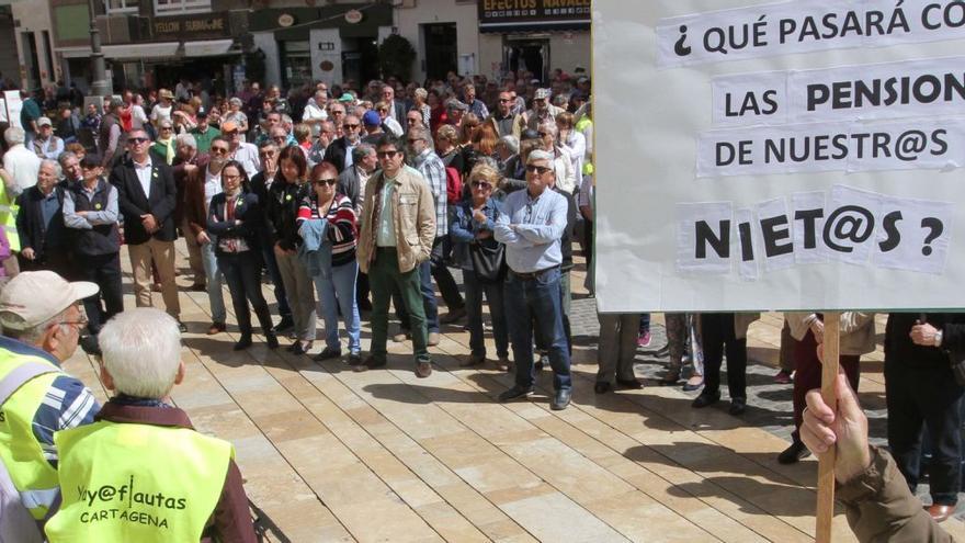 Decenas de manifestantes protestan en favor de la subida de las pensiones en la plaza del Ayuntamiento de Cartagena. | F.G.P.