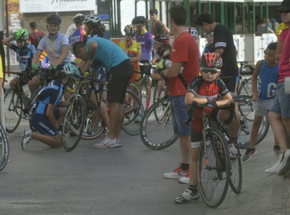 Las medallas que se entregaron a los ciclistas han sido elaboradas de manera artesanal por la ceramista Sol Pérez.