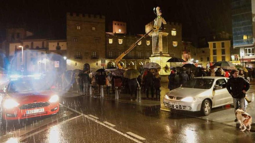 Una patrulla de la Policía Local multa a un conductor en la vía peatonal de la plaza del Marqués durante el pasado Carnaval.