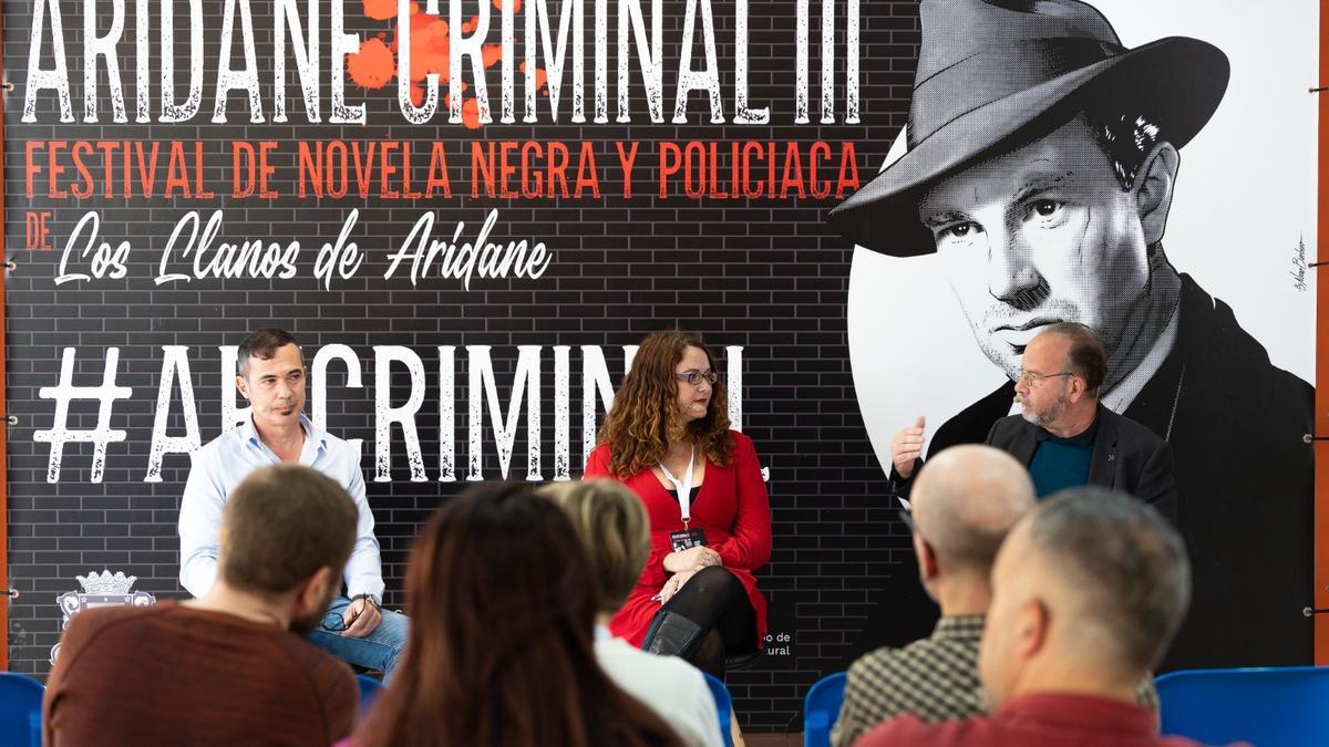 Los escritores canarios Esteban San Juan Hernández y Julieta Martín Fuentes, ayer, en el Festival Aridane Criminal.