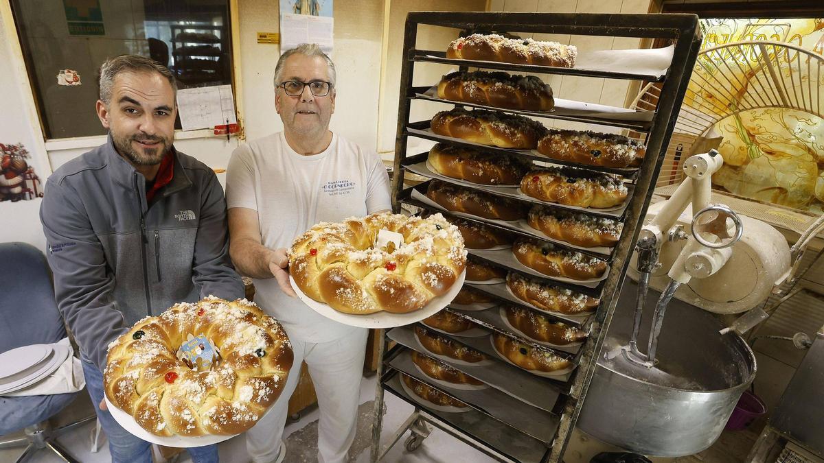 Tradicionales roscones en la panadería O Cornecho de Galeras.