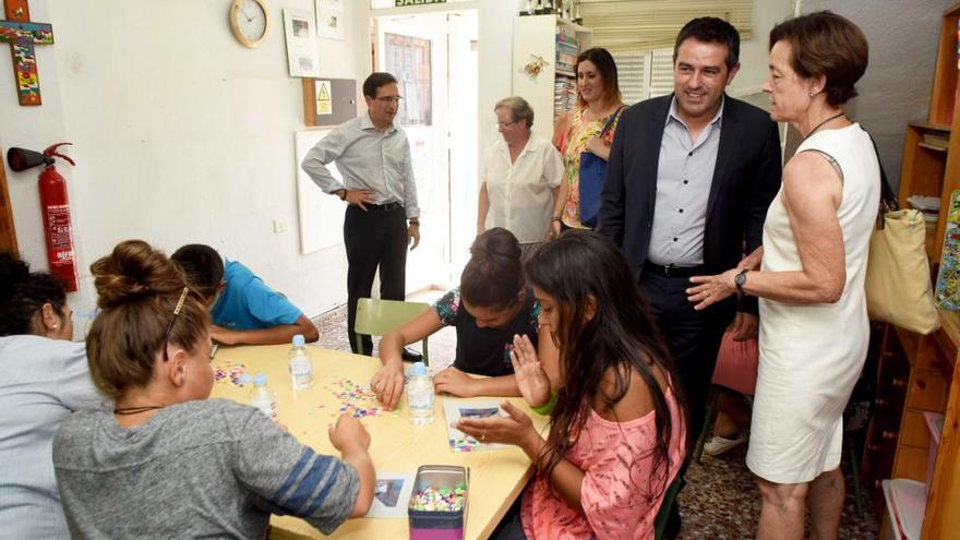 El alcalde de Alcantarilla y el director de Hidrogea visitan a los 120 niños que participan en la escuela de verano de Cáritas