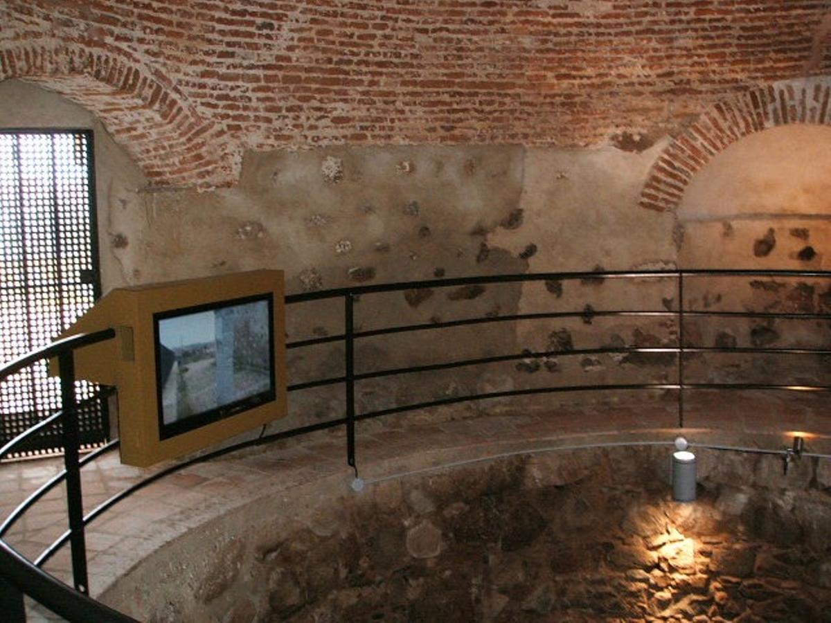 Interior del pozo de la nieve de Dos Torres.