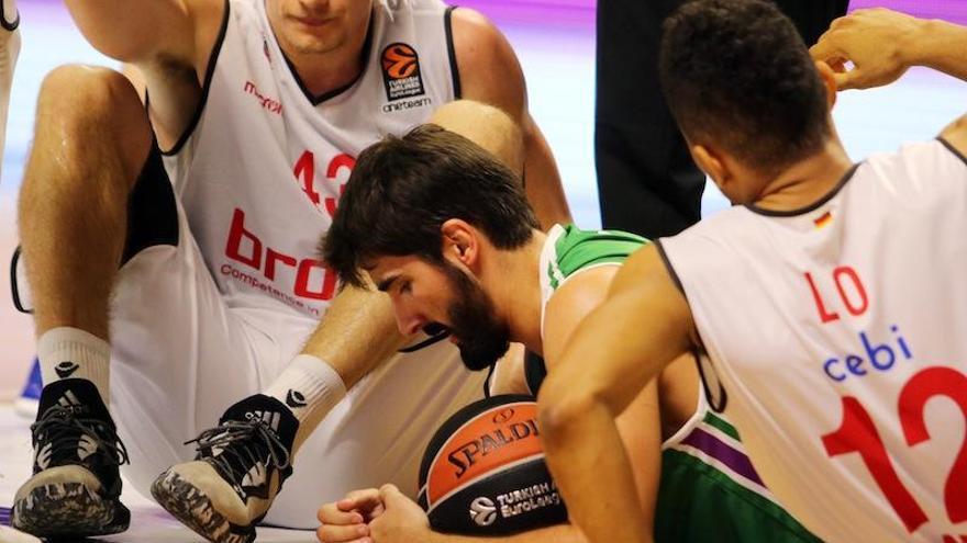 Dani Díez, con el balón en las manos.