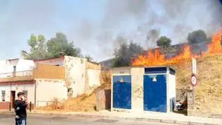 Desalojan una veintena de viviendas por un incendio de pasto y matorral en el Cerro del Carambolo en Camas (Sevilla)