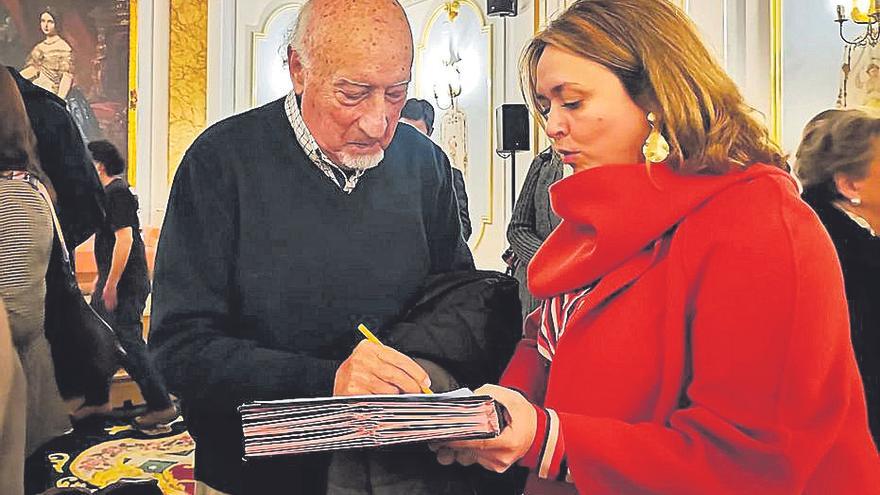 Manuel Vicent firma un ejemplar.