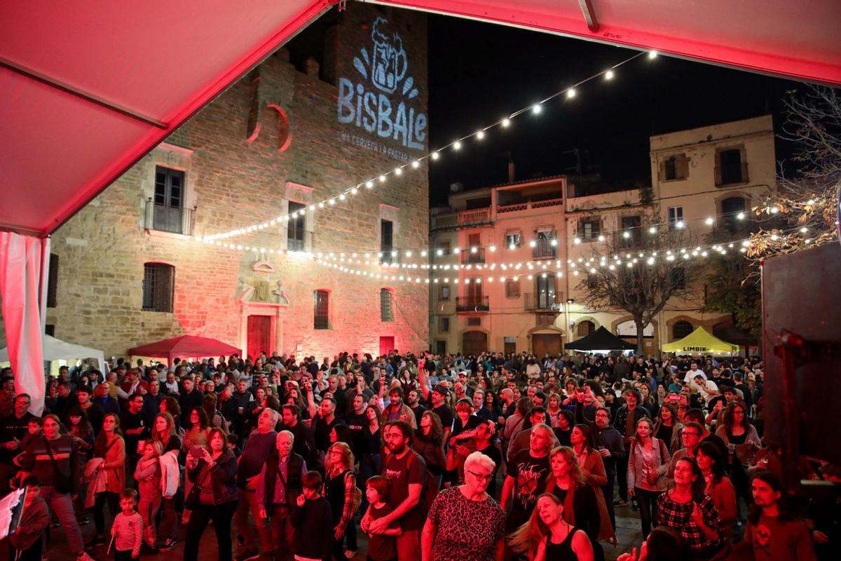 El públic seguint una de les actuacions musicals de la fira.