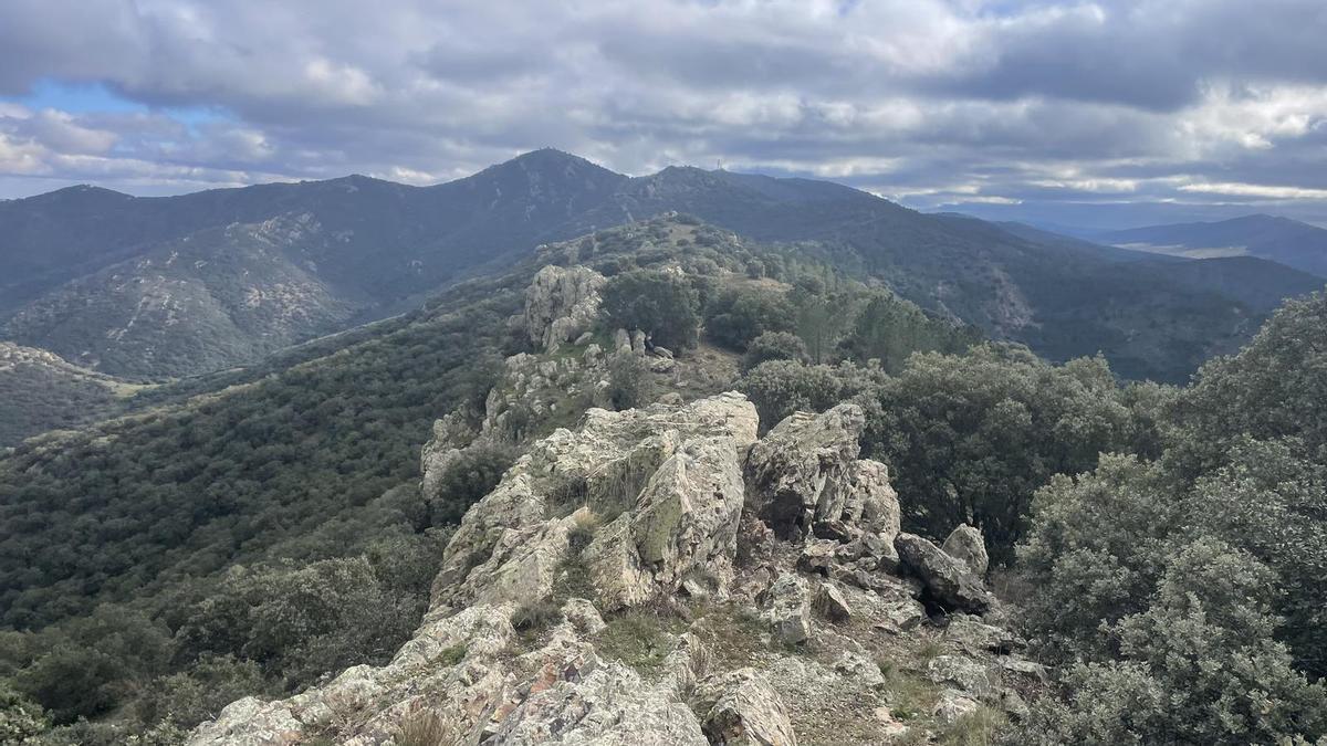 El cresterío de la Sierra de Algairén se divisa entretenido.