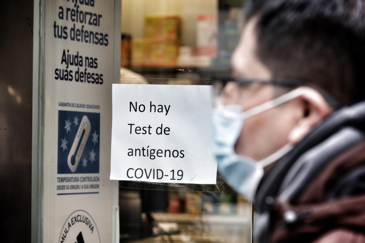 Un cartel informa de que no hay test de antígenos en una farmacia de Barcelona