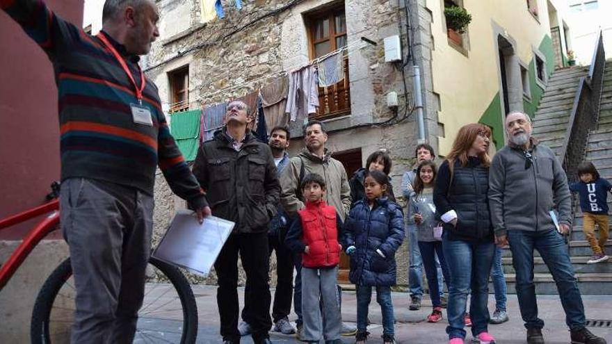 Emilio Ureta -izquierda- durante una visita al muelle en 2016.