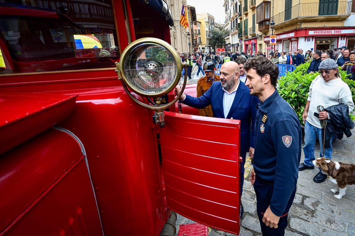 Jaime Martínez y Eder García observan el primer camión de bomberos de Palma.
