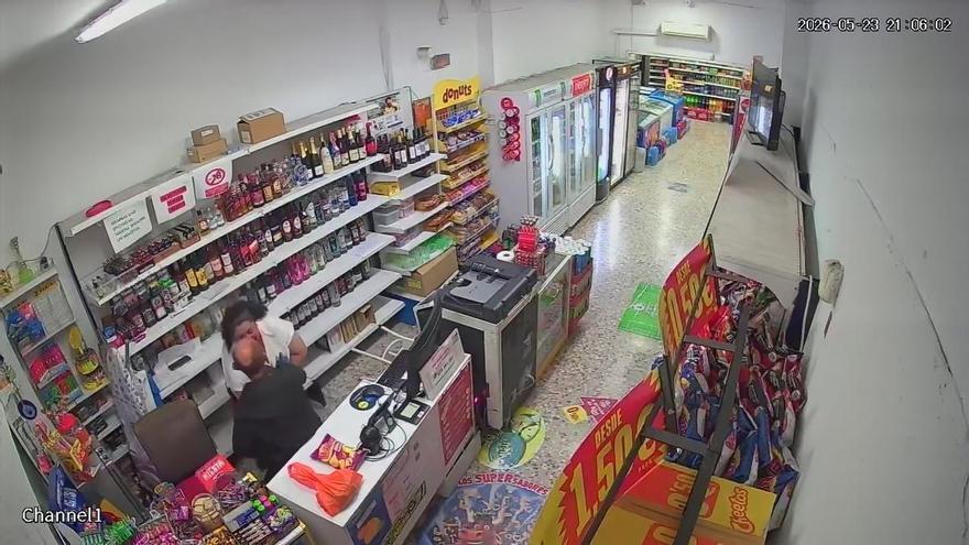 La empleada de una tienda de San Vicente se enfrenta a un atracador