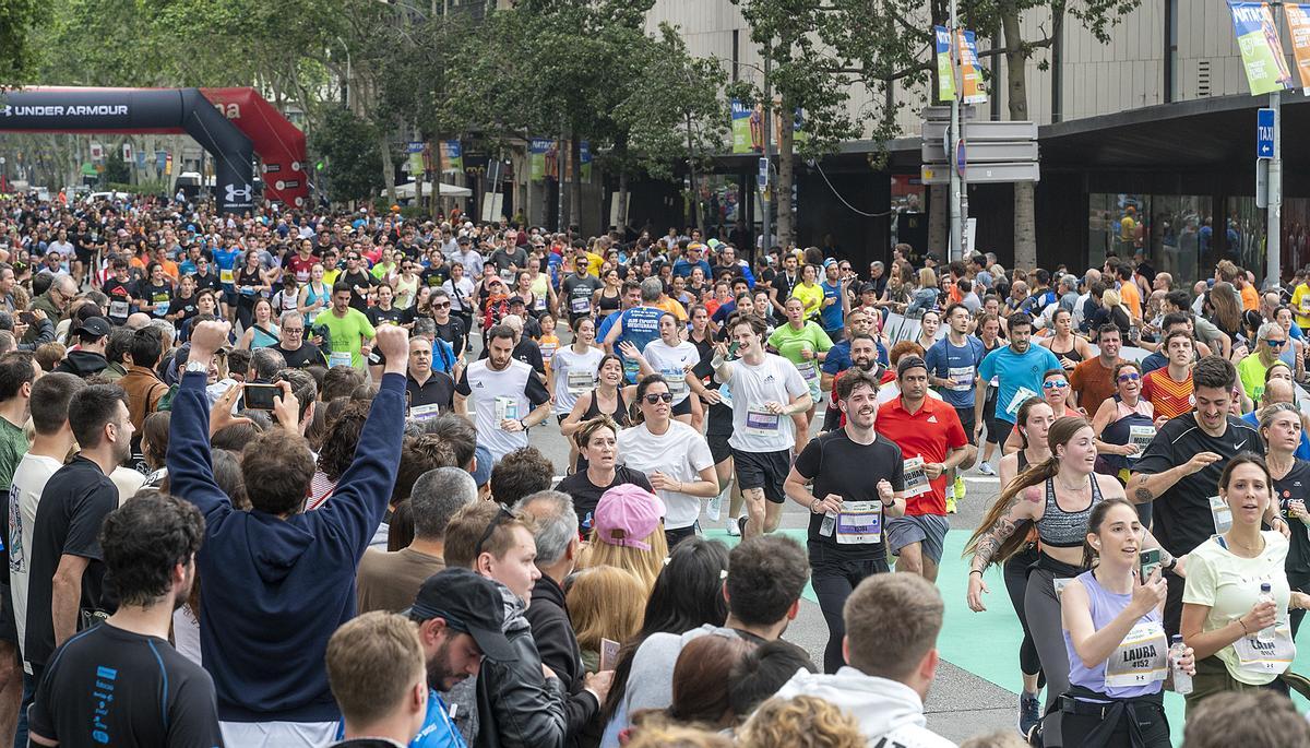 Los participantes finalizando en plaça Catalunya su recorrido de 10 km durante la 44 edición de la Cursa de El Corte Inglés