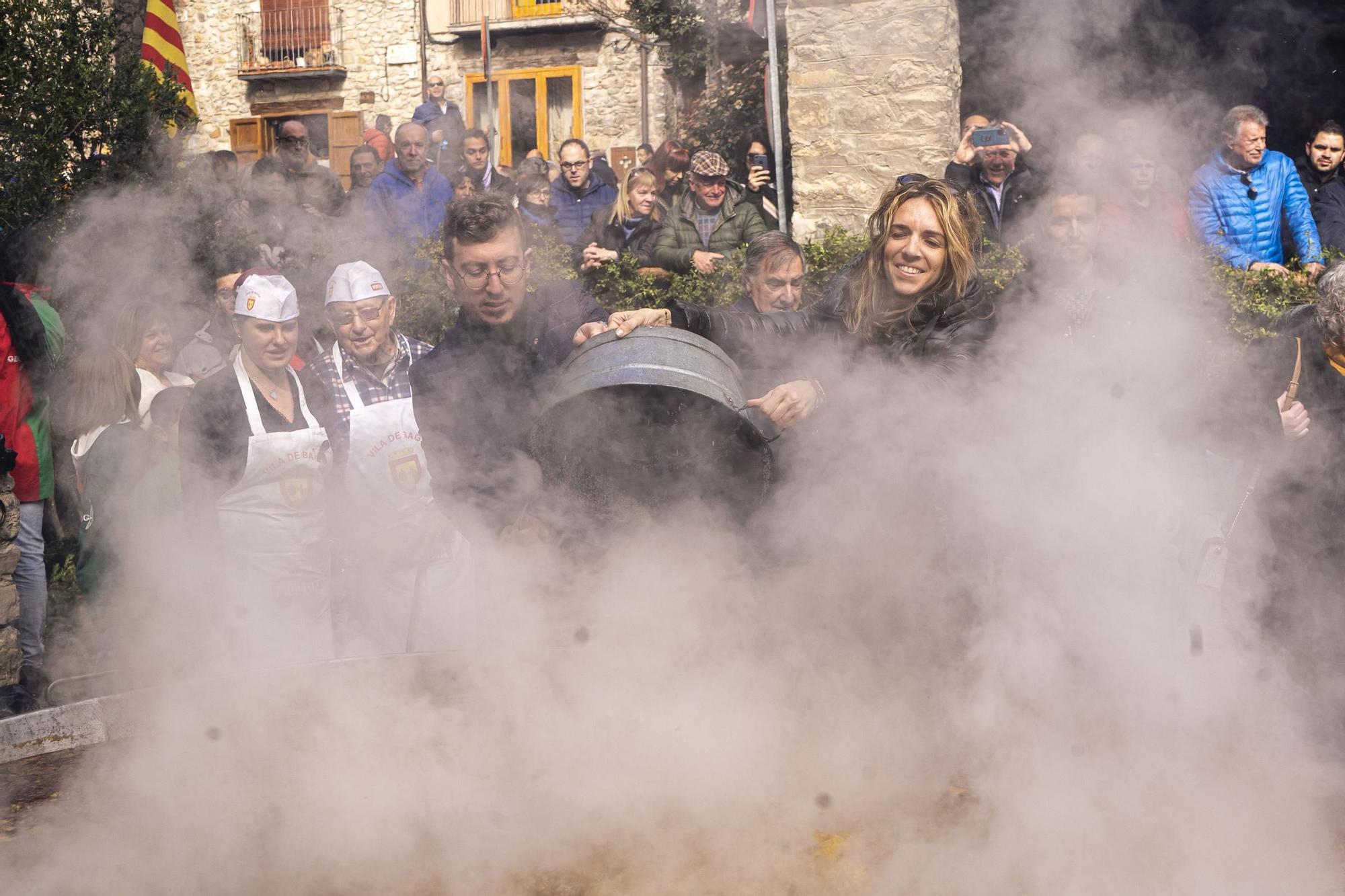 Bagà cuina el seu popular arròs per 2.500 persones