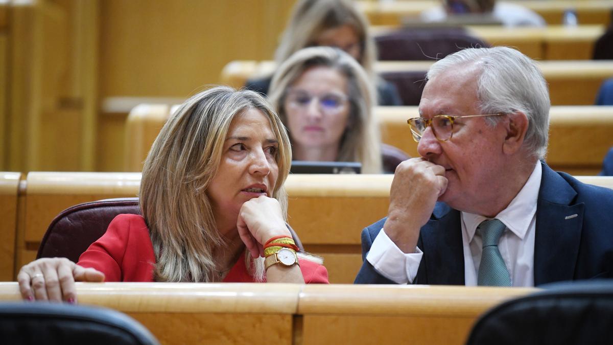 Archivo - La portavoz del PP en el Senado, Alicia García Rodríguez, y el senador Javier Arenas, durante una sesión plenaria