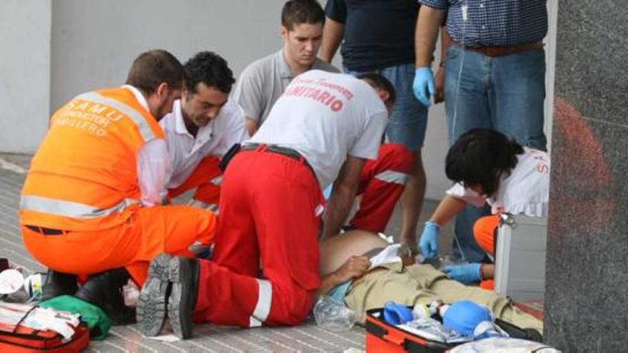 Miembros del Samu atienden a un hombre tras sufrir un infarto en Elche, en una imagen de archivo.