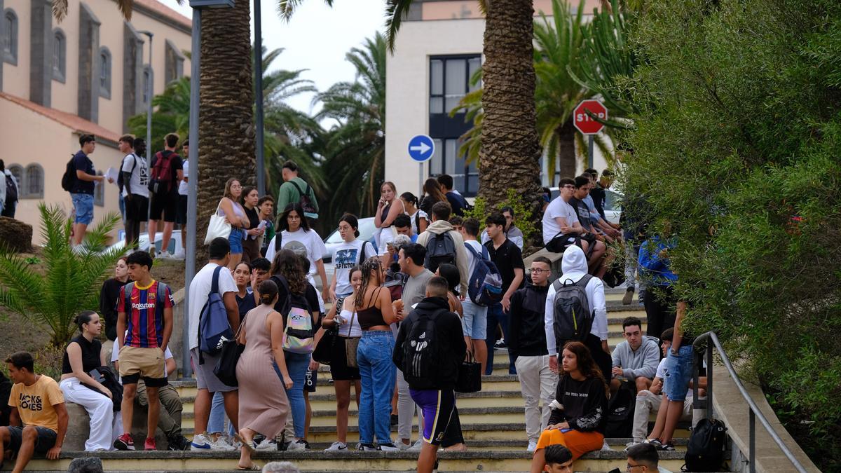 Estudiantes en el campus de Tafira de la ULPGC en la pasada convocatoria extraordinaria de la EBAU en julio.