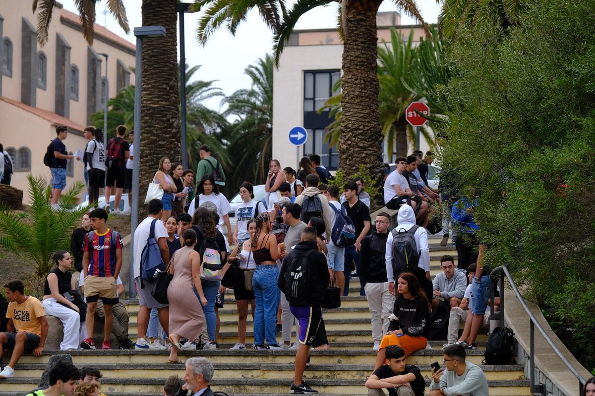 Estudiantes en el campus de Tafira de la ULPGC en la pasada convocatoria extraordinaria de la EBAU en julio.