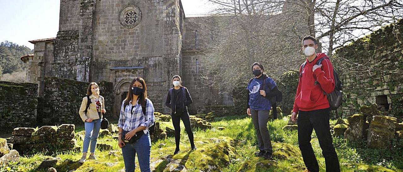 Un grupo de visitantes al Mosteiro de Carboeiro.