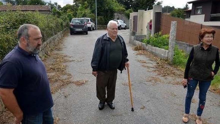 Miembros de la familia Romay en el citado camino. // G. Santos