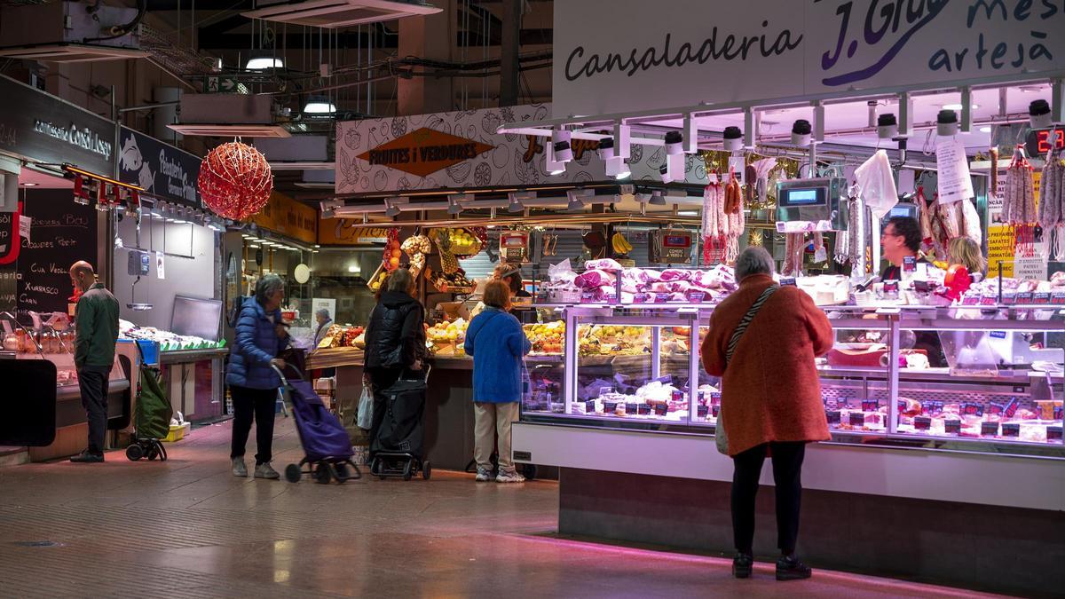 Puestos del mercado de la Estrella, en el distrito de Gràcia, en Barcelona