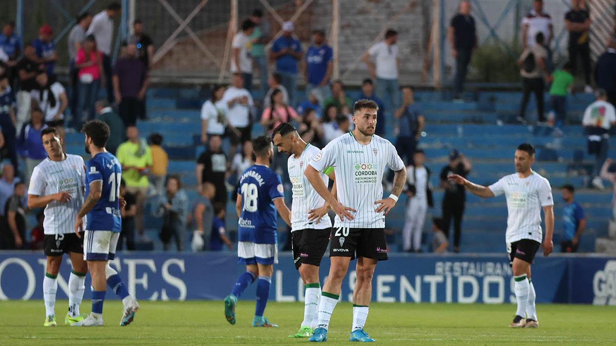 Casas, en primer plano, junto a sus abatidos compañeros al  final del partido.