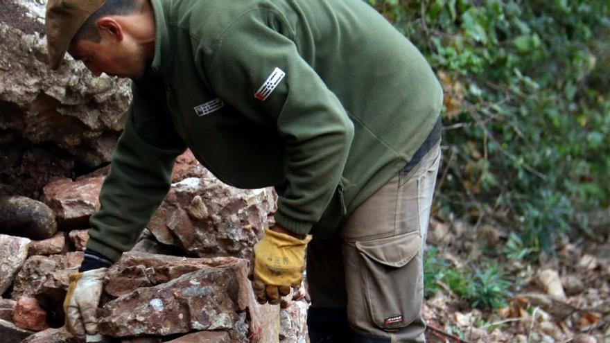 El mestre marger Ivan Fernández construint un mur de pedra seca a Montserrat