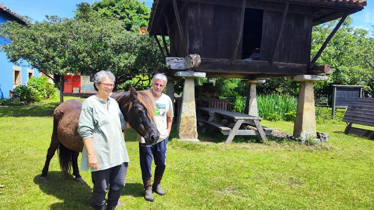 Daniela Schmid y Severino García con uno de los asturcones de su finca.