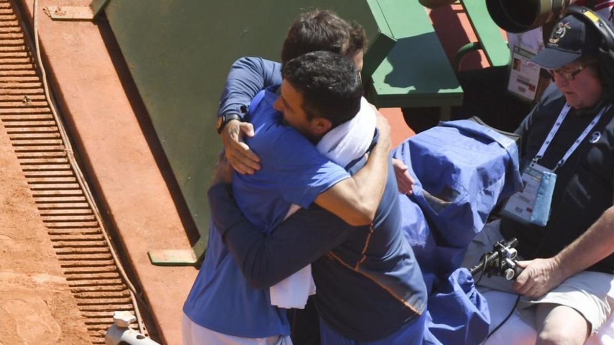 Albert Ramos se abrazó con su técnico, José María Díaz, tras el triunfo