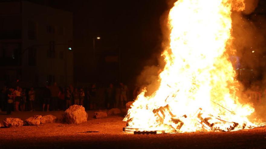 La noche del fuego se vive en las diferentes parroquias de Santa Eulària