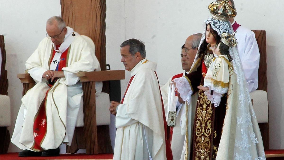 zentauroepp41642002 the bishop of osorno  juan barros  c   takes part in an open180121195016