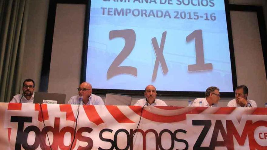 Los directivos, en el momento de presentación de la campaña de socios.