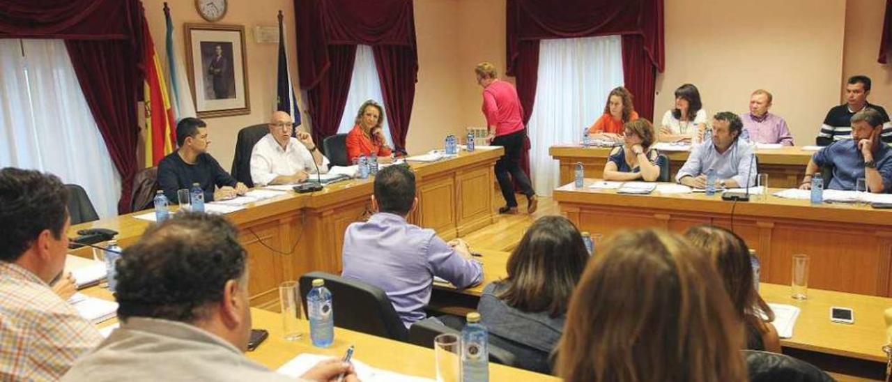 Pleno del Concello de Barbadás celebrado ayer por la noche. // Iñaki Osorio