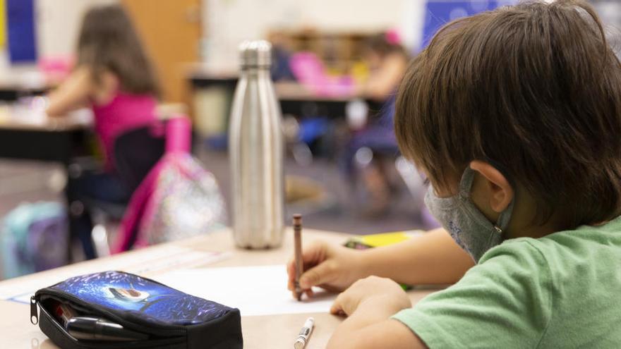 Un niño atiende en un aula de un colegio de Arizona.