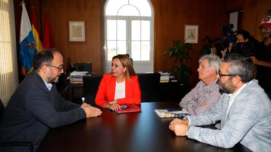 José Antonio Valbuena, Dolores Corujo, Leopoldo Díaz y Miguel Ángel Pérez, ayer, en el Cabildo de Lanzarote.