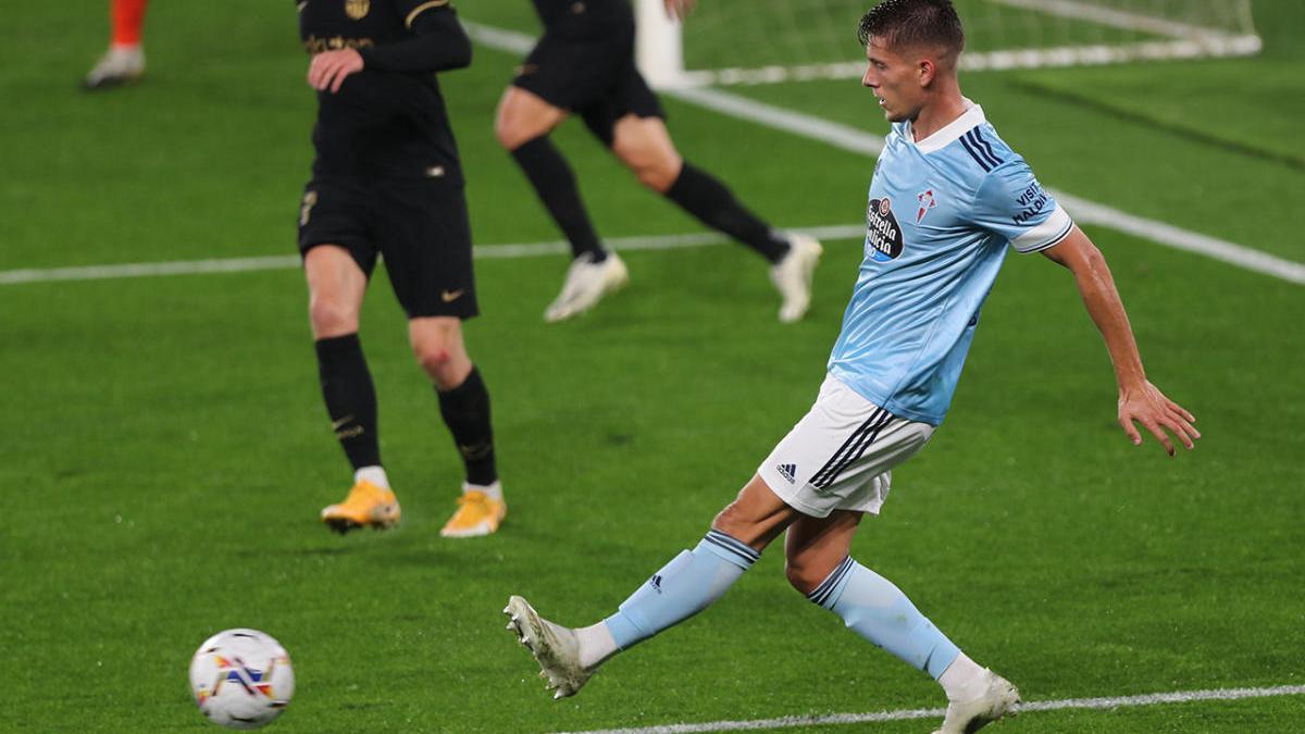 Fontán golpea el balón durante el Celta - Barcelona.