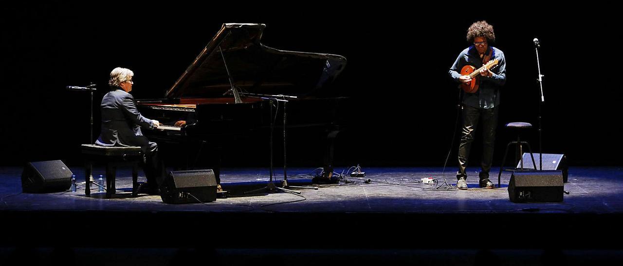 Chano Domínguez, al piano, y Hamilton de Holanda, ayer, en el escenario del Campoamor. | Luisma Murias