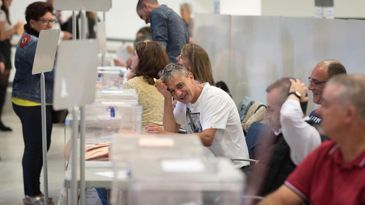 Mesa electoral de Santa Cruz de Tenerife en la última convocatoria de 2019.