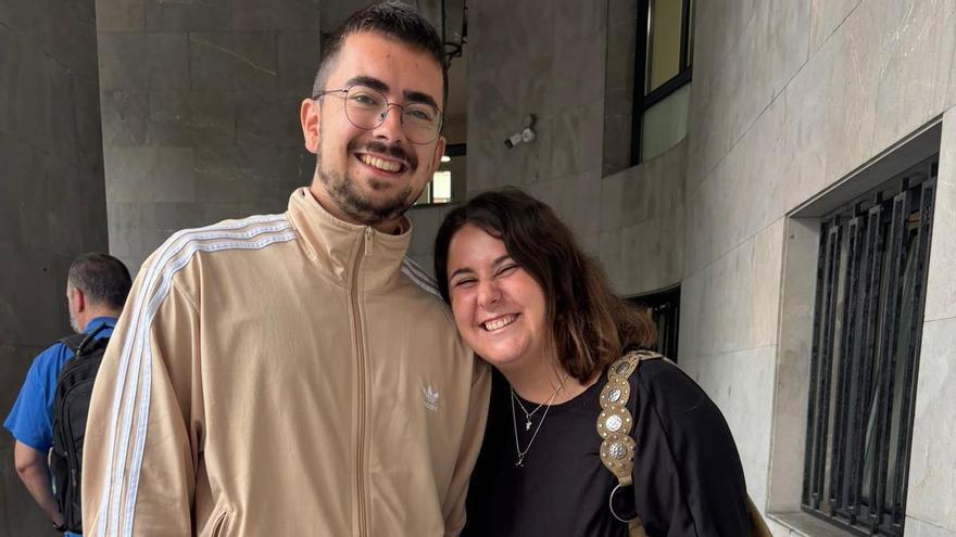 Javier y Eva, la pareja de veinteañeros de Asturias que consiguió una plaza fija de profesor en el mismo centro educativo: "Ahora hay muchas necesidades en los coles"